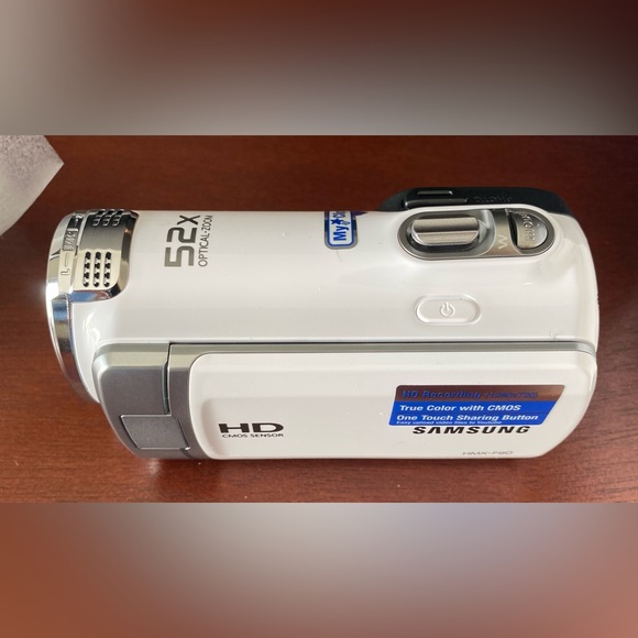 Samsung HMX-F90 HD Camcorder - Picture 9 of 16